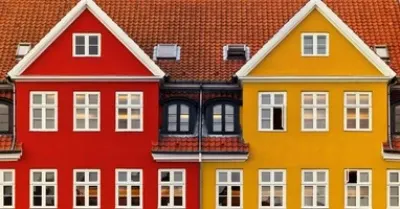 Billede af et gult og et rødt hus side om side.