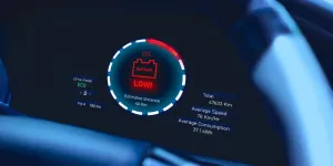 Foto af instrumentbræt der indikerer lavt batteri på en elbil