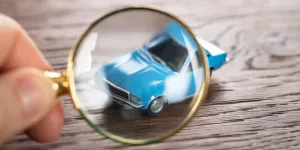Billede af en bil der forstørres i et lup og bliver "synet"