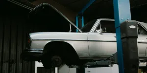 Foto af bil der bliver synet