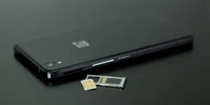 Et billede af en mobiltelefon med udtaget sim-kort