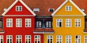 Billede af et gult og et rødt hus side om side.