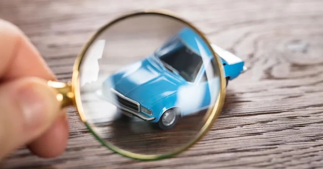 Billede af en bil der forstørres i et lup og bliver "synet"