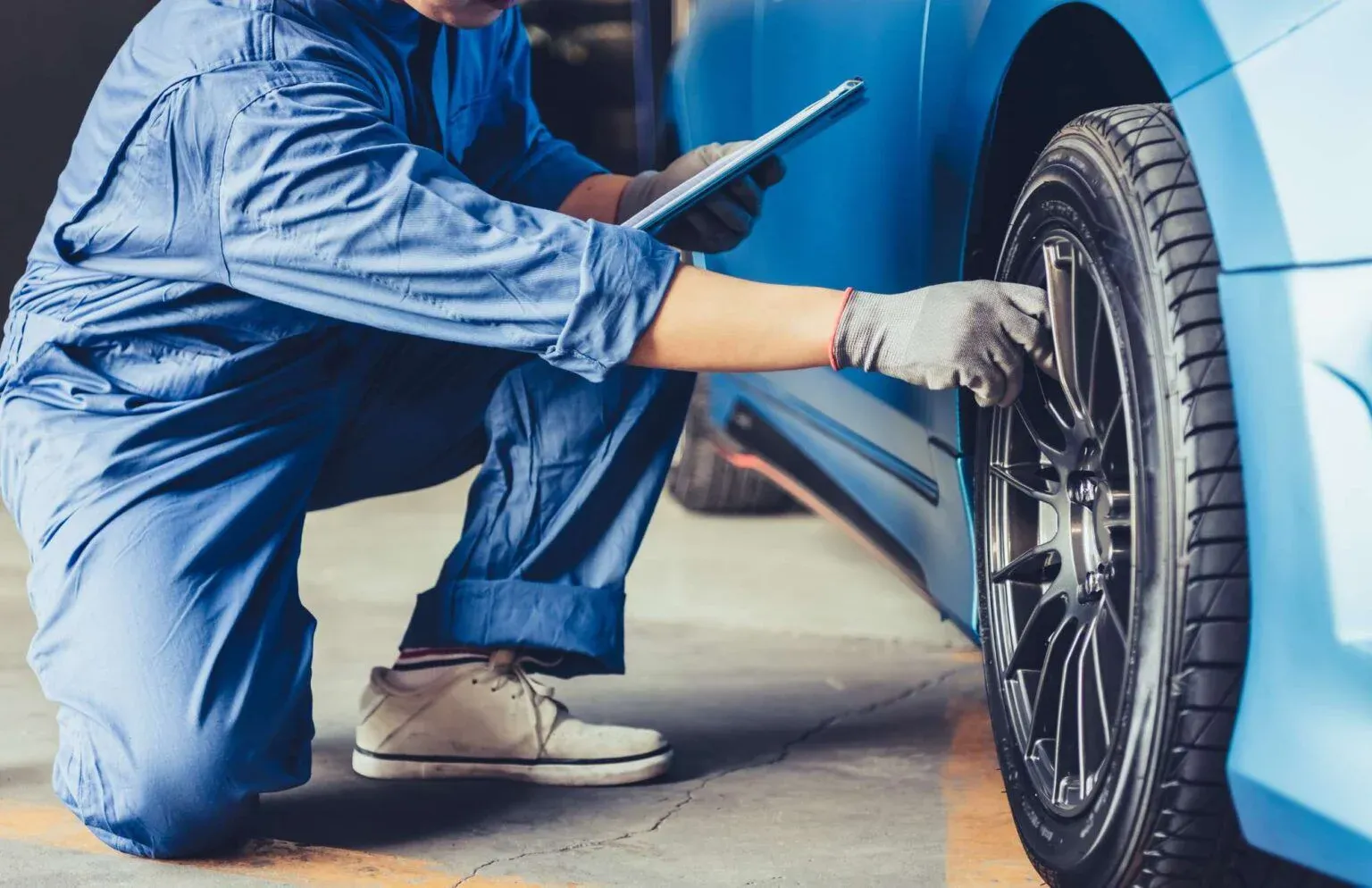Billede af en tekniker, der foretager et bilsyn
